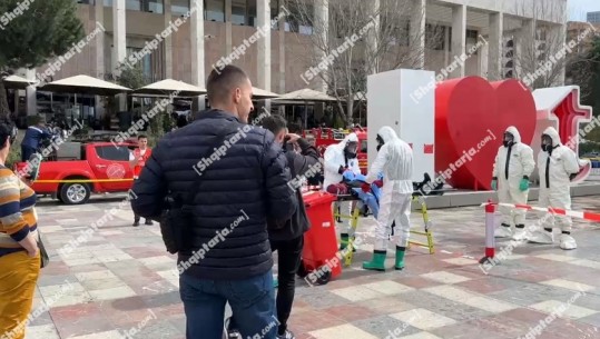 Sulme bërthamore? Tende dekontaminimi e mjekët me maska speciale në sheshin 'Skënderbej' Demonstrimin e ndjekin shumë kureshtarë (VIDEO) 