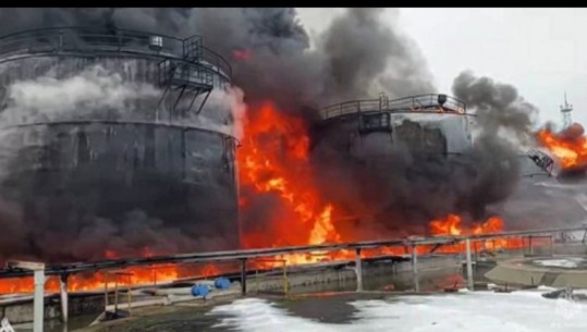 Shpërthen në flakë rafineria ruse e naftës