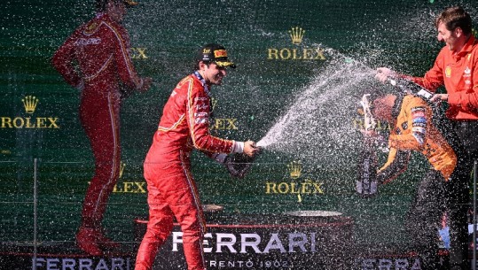 Formula 1/ Max Verstappen braktis garën, Ferrari ‘skuq’ Australinë! Dy pilotët e ‘Kokëkuqes’ në krye, Hamilton jashtë