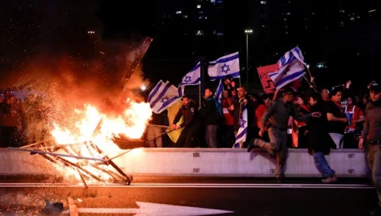 Mijëra izraelitë vërshojnë në rrugët e Tel Aviv-it, kërkojnë lirimin e pengjeve dhe largimin e Netanyahut! Arrestohen 10 protestues