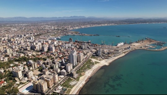 Durrës, rritet kërkesa për të punuar guidë turistike