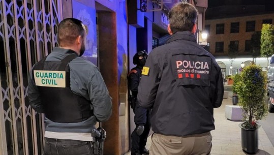 Me miliona euro të falsifikuara furnizonin rrjetin ndërkombëtar të drogës, arrestohen 8 shqiptarë në Spanjë, jetonin mes luksit