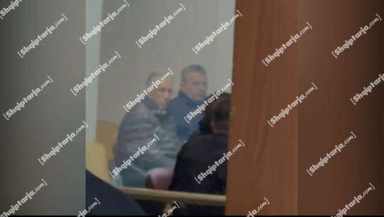VIDEO/ Jorgo Goro brenda në kafazin e të arrestuarve në GJKKO 