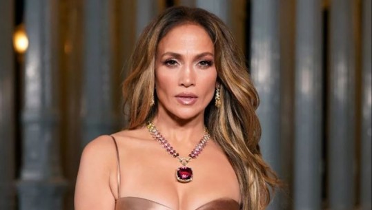 VIDEO/ Jennifer Lopez 'kryqëzohet' në rrjet, i pështyn asistentes në dorë çamçakëzin