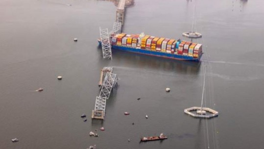 SHBA/ Anija shembi urën në Baltimore, kërkohen 6 punëtorë në lumë