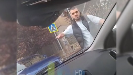 VIDEO/ Çmenduria në Tiranë, hyn kundravajtje, dhunon shoferin tjetër që s’i hapte rrugën, i dëmton dhe makinën