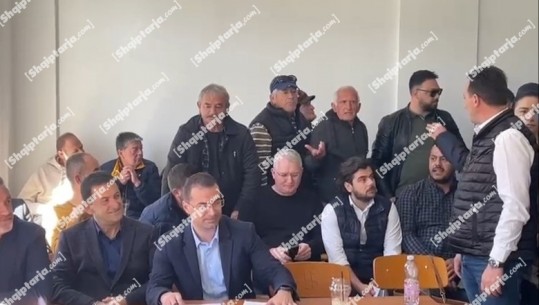 Zgjedhja e kryetarit në Himarë, nis me tensione mbledhja e Këshillit Bashkiak në Vlorë! Banorët thirrje greqisht kundër Tavos dhe Klosit