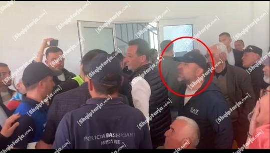 Himara 2 ‘kryetarë’ në burg, tensione në këshillin bashkiak! Banorët thirrje greqisht kundër Vangjel Tavos! Njëri pështyn në fytyrë prefektin teksa po largohej (VIDEO) 