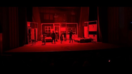 “Një shtrat plot me të huaj”, komedia premierë në Durrës