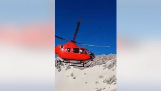 Momenti kur helikopteri i Emergjencave u shkon për ndihmë alpinistëve kroatë të bllokuar në Majën e Jezercës (VIDEO)