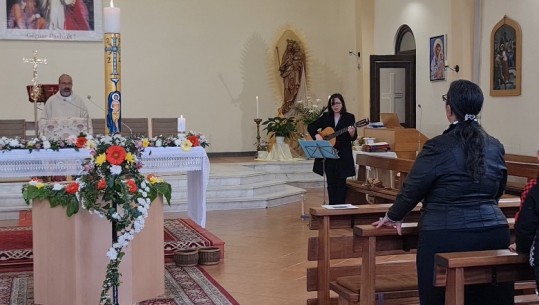 Fier/ Besimtarët katolikë kremtojnë Pashkën në ‘Kishën e Zonjës së Papërlyer’