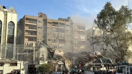 VIDEO/ Momenti kur raketat rrafshojnë godinën ngjitur me ambasadën iraniane në Damask