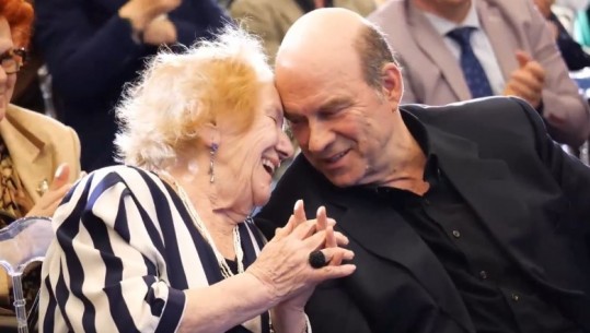 Margarita Xhepa e Tinka Kurti bashkë në skenë e jetë i kaluan të 90-tat: 'E kemi marrë kadalë e kadalë'