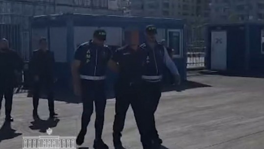 AMP arreston policin kufitar në Portin e Durrësit, lejoi trafikun e armëve drejt Italisë (EMRI)