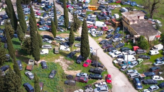 Policia në Shqipëri nis heqjen e 'varrezave' të makinave, por është edhe vetë në shkelje të ligjit