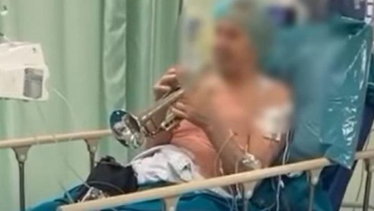 Muzikanti 84 vjeçar i bie trombës një orë pas operacionit kirurgjikal që zgjati mbi 5 orë (VIDEO)