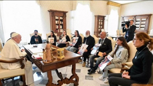 FOTO/ Papa pret në Vatikan familjarët e 5 pengjeve izraelitë
