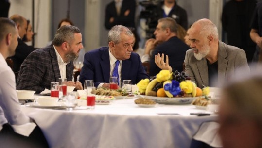 FOTOT/ Nga politikanët, diplomatët, artistët te mjekët e policët, kush mori pjesë në darkën e iftarit të shtruar nga Rama! Nuk mungon Gramoz Ruçi