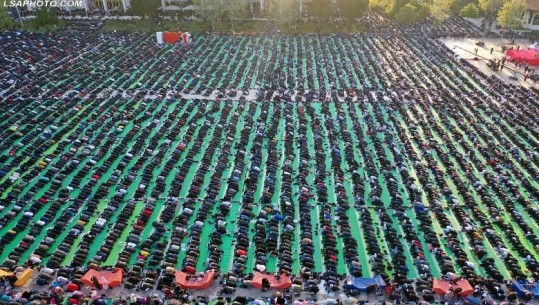 Sot Fitër Bajrami, mijëra besimtarë myslimanë falin namazin në sheshin ‘Skënderbej’! Kreu i KMSH: Të rinjtë mos të braktisin vendin! Ndalni dhunën ndaj grave
