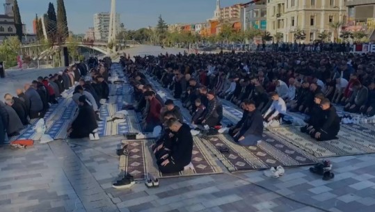 Sot Fitër Bajrami, në Fier besimtarët myslimanë falin në namazin për të dytin vit radhazi në sheshin qendror