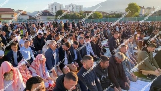 Besimtarët myslimanë në Fushë-Krujë e Durrës festojnë Fitër Bajramin orët e para të mëngjesit