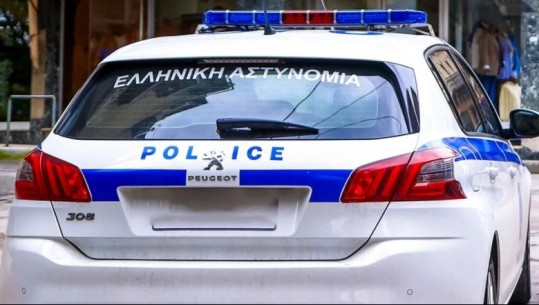 Greqi/ E rëndë, djali djeg babain e moshuar në oborrin e shtëpisë, ja çfarë ka dëshmuar në polici (FOTO)