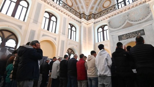 Hapet pas 102 vitesh Xhamia Yeni në Selanik, besimtarët myslimanë falin namazin e parë