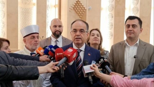 Presidenti Begaj uron Fitër Bajramin nga xhamia e 'Ballies' në Elbasan