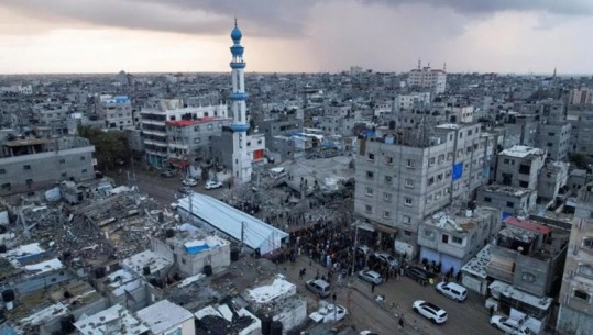 Besimtarët palestinezë falen për Fitër Bajramin pranë xhamisë së shkatërruar nga lufta