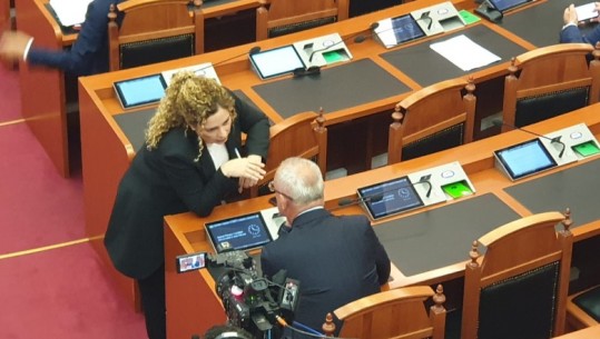 VIDEO/ Kuvendi voton sot për mandatin! Olta Xhaçka në seancë, flet me deputetin Arben Pëllumbi 
