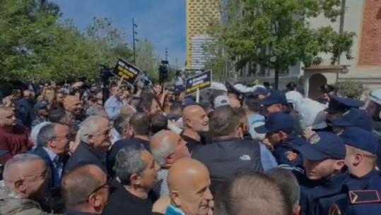 VIDEO: Tensione para Bashkisë së Tiranës, protestuesit përplasen me policinë e tentojnë të hyjnë me forcë! Në reshtin e parë dhe Sali Lushaj  