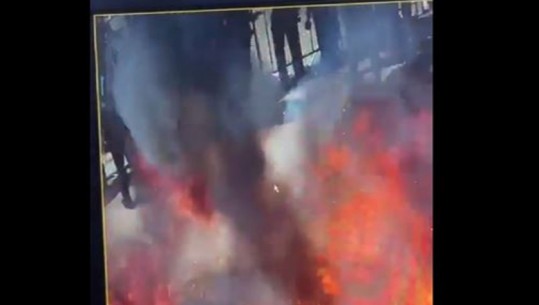 Protesta e Rithemelimit, Veliaj publikon videon: Polici shpëton veten dhe kolegët nga djegia, molotovi shpërthen në flakë para tyre