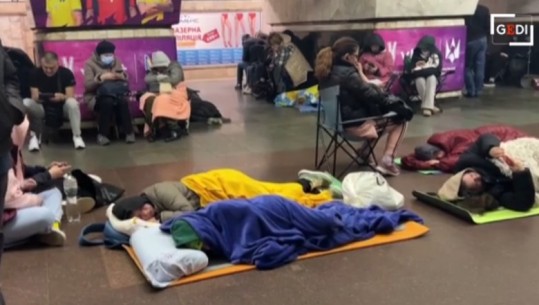 VIDEOLAJM/ Rusia bombardon 5 orë pa ndalim Kievin, banorët strehohen nëpër metro