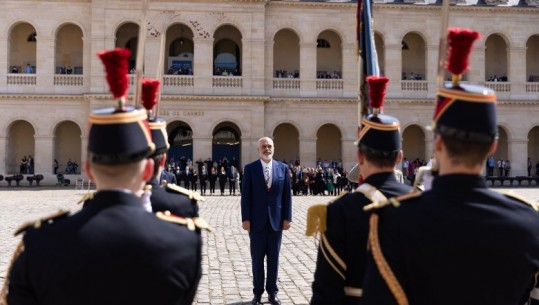 Rama vizitë zyrtare në Paris, pritet me nderime ushtarake në Oborrin e Nderit të 'Les Invalides'
