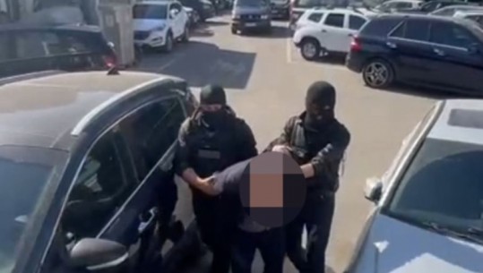 Momenti kur arrestohen anëtarët e grupit që trafikonte emigrantë, i prisnin në Rinas dhe i akomodonin (VIDEO)