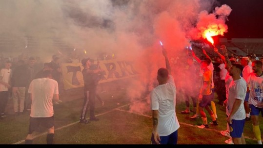 VIDEO/ Festë edhe pse të dënuar, tifozët i bashkohen Elbasanit për ngjitjen në Superligë! Mbështetje edhe nga pallati pranë stadiumit