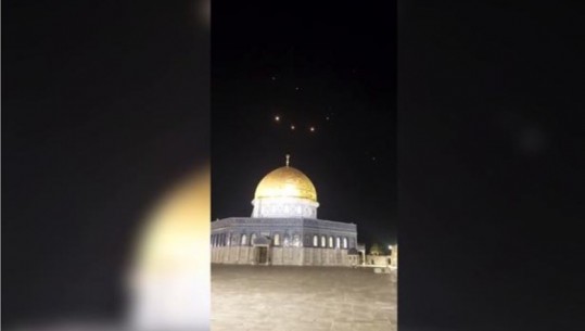 VIDEO/ Raketat e dronët iranianë mbi qiellin e xhamisë në malin e Tempullit në Jeruzalem, sirenat e alarmit