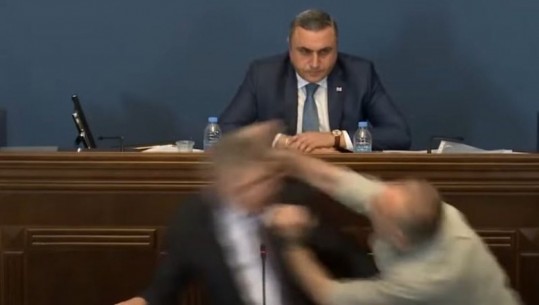 VIDEO/ Plas grushti mes deputetëve në Parlamentin e Gjeorgjisë