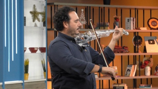 Magjia me notat e violinës, Olen Cesari luan ‘Love’ në Rreze Dielli