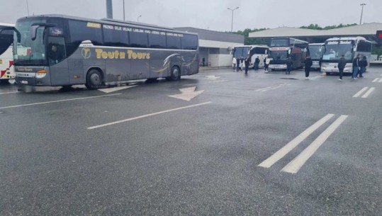 Serbia bllokon autobusët me pasagjerë të Kosovës në pikëkalimin kufitar me Kroacinë
