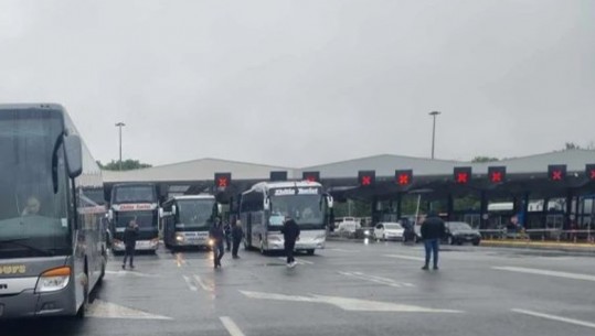 U bllokuan prej mesnatës në kufi, lirohen autobusët, nisen për në Kosovë! Serbia u arsyetua me 'kontroll rutinë'