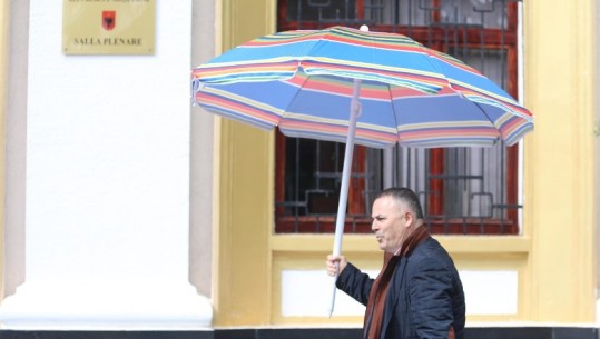 FOTOLAJM/ Deputeti demokrat shkon në Kuvend me çadër plazhi, ironizon Olta Xhaçkën: I ndau shqiptarët në të malit dhe të fushës