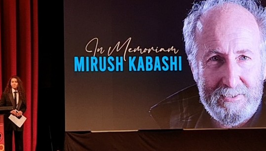 Aktori Mirush Kabashi ‘Qytetar Nderi’ i Durrësit pas vdekjes! E bija, Mendi Kabashi: Është i vonuar, do doja ta merrte sa ishte gjallë!