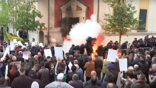 Protesta para bashkisë së Tiranës, kërkohet dorëheqja e kryebashkiakut! Hidhen tymuese e flakadanë drejt derës së bashkisë! Policia shuan flakët