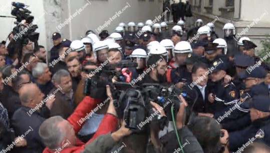 LIVE- Tensione para bashkisë së Tiranës, Rithemelimi e Partia e Lirisë përplasen me policinë heqin gardhin metalik! Tymuese e molotov drejt bashkisë  