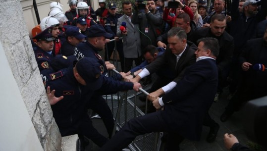 SHBA e BE dënojnë në bllok dhunën në protestën e Rithemelimit para bashkisë së Tiranës
