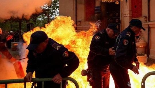 Rithemelimi e Partia e Lirisë protestë e zjarr para bashkisë së Tiranës! Hedhin molotovë, gurë e vezë! Flamur Noka e Tedi Blushi prijnë aktet e dhunës