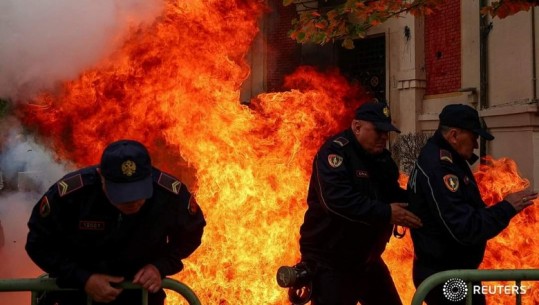 Hodhën molotov gjatë protestës së Rithemelimit dhe PL-së para bashkisë së Tiranës, tre të arrestuar, 10 në kërkim (Emrat)