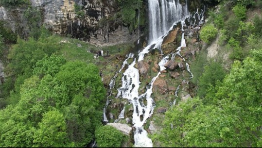 Ujëvara e Sotirës destinacioni i pranverës, turistja: E mrekullueshme! Kryebashkiaku i Gramshit: Së shpejti nis asfaltimi i rrugës