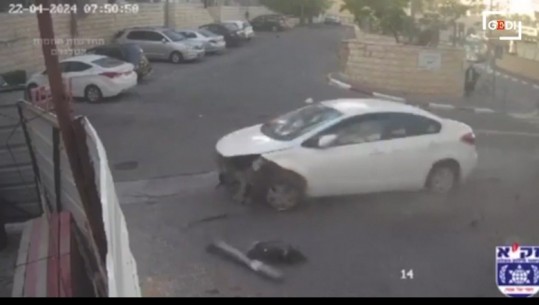 Makina përplas këmbësorët në Jerusalem, policia: Sulm terrorist (VIDEO)